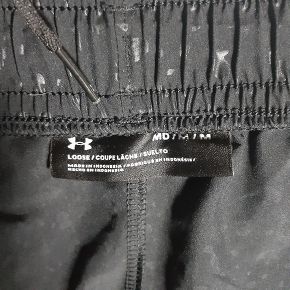 Under Armour Loose Black Medium Shorts - Picture 10 of 16
